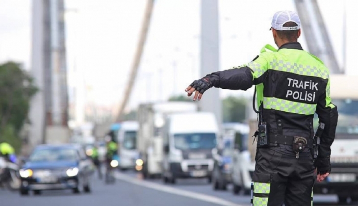Trafik cezalarında yeni dönem! Trafikte telefon ile konuşma cezası ne kadar oldu?