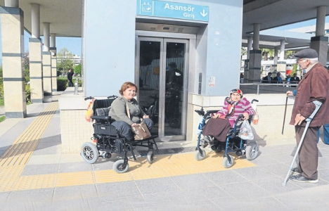 İzmir metrosunu kullanan engelliler asansör engeli yaşıyor!