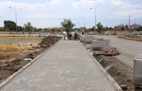 Erzincan Belediyesi yollardaki kaldırım çalışmalarını sürdürüyor!