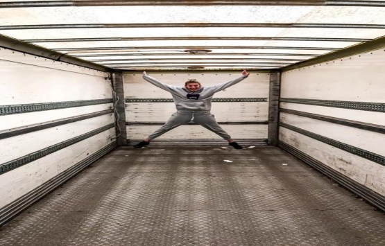 Ev kirasından bıkan çift, kamyonlarını ev yaptı!