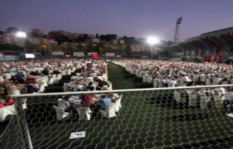 Erdoğan Bayraktar'dan stadyumda 4 bin kişilik iftar!
