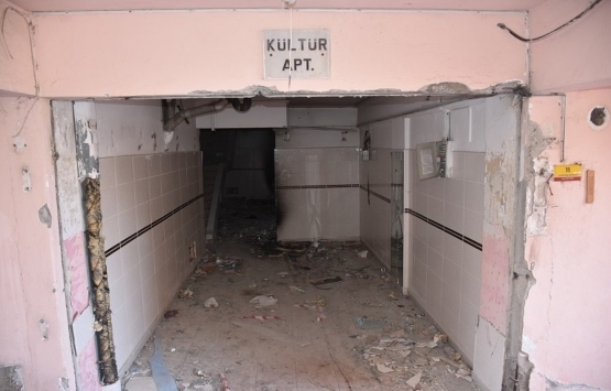 Depremde ağır hasarlı olduğu için boşaltılan binaya hırsız girdi! 