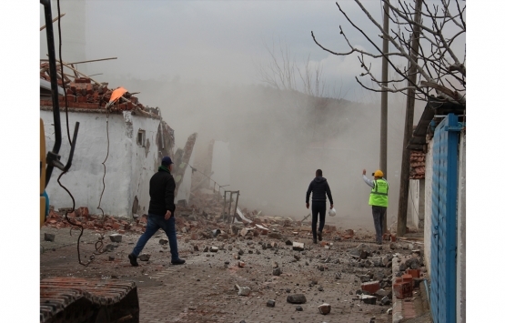 Manisa da depremden hasar gören binalar yıkılıyor!