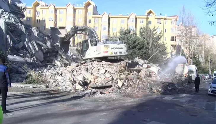 İstanbul da kontrollü yıkıma rağmen iki günde 2 bina çöktü!