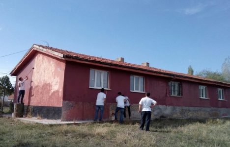 Kütahya'daki köy okulunu gönüllü gençler onardı!