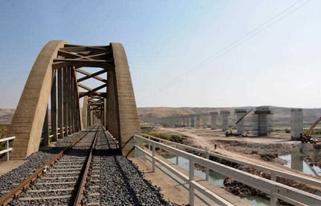 Güneydoğu nun en uzun demiryolu viyadüğü yapılıyor!