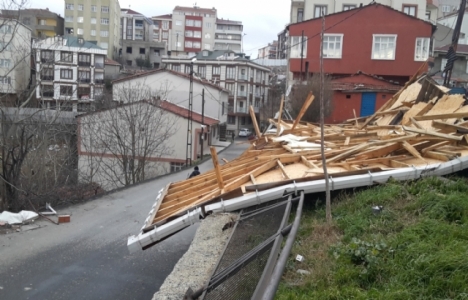 Manisa'da kuvvetli fırtına evlerin çatılarını uçurdu!
