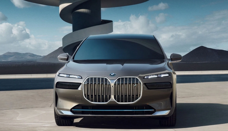 BMW İ7 ye bir ayda 400 bin TL şok zam! İşte 24 Ocak 2023 fiyat listesi