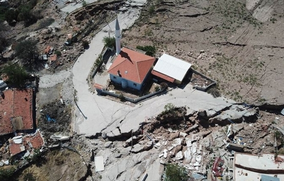 İzmir Çiğli'de heyelan tehlikesi: Vatandaşlar hasar görmüş evlerde yaşıyor!