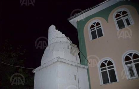 Simav'da fırtına minareyi devirdi!