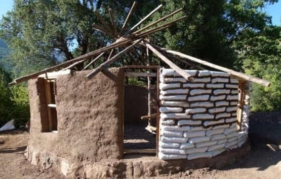 Doğa içinde 1500 TL ye kendi evini yaptı!