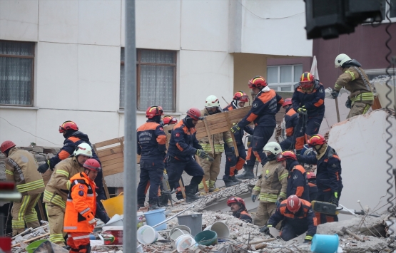 Kartal'da çöken binada kurtarma çalışmaları devam ediyor!