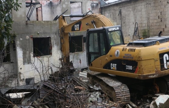 Kartal da 2 katlı metruk bina yıkıldı!