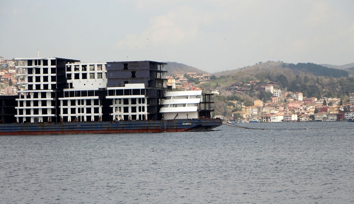 İstanbul Boğazı'nın ortasından '8 katlı apartman' geçti! Görenler şaşkına döndü