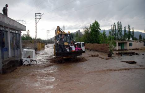 Osmaniye'de sağanak yağış nedeniyle bazı ev ve işyerlerini su bastı!