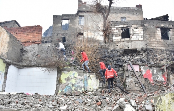 Diyarbakır'da tavanı çöken metruk evdeki 4 kişi yaralandı!