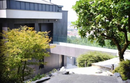 Ronaldo nun İtalya daki kale gibi korunaklı ikiz villası!