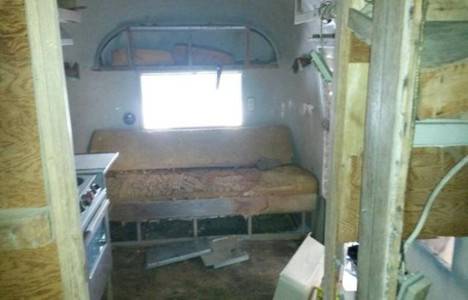 Yüksek kira fiyatlarına kızdı, karavanı dükkana çevirdi!