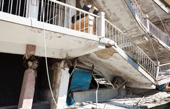 İran Hürmüzgan daki depremde 80 köy evi hasar gördü!