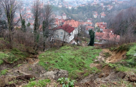 Batman'da çökme tehlikesi olan evde 4 aile yaşıyor!