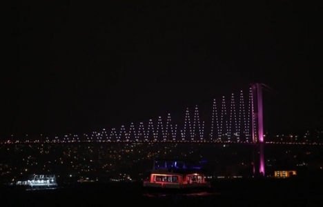 Boğaziçi ve FSM köprüleri pembe renkle ışıklandırıldı!