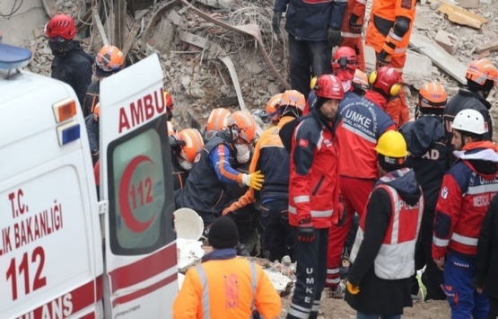 Kartal’da çöken binada enkaz kaldırma çalışmaları sürüyor!
