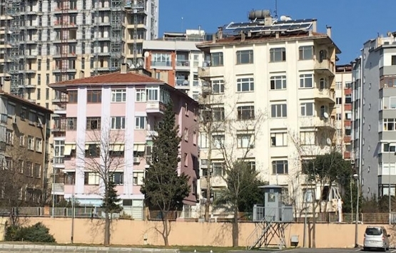 27 yıldır eğik duran bina yıkılıyor!