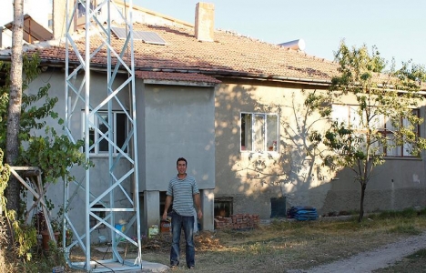 Halit Öztürk evinin elektrik ihtiyacını rüzgar türbiniyle karşılıyor!