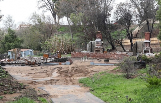 Kim Basinger in Malibu daki evinden geriye sadece yıkıntılar kaldı!