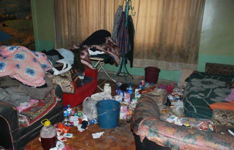 Sakarya'da bir evden 5 kamyon çöp çıkarıldı!