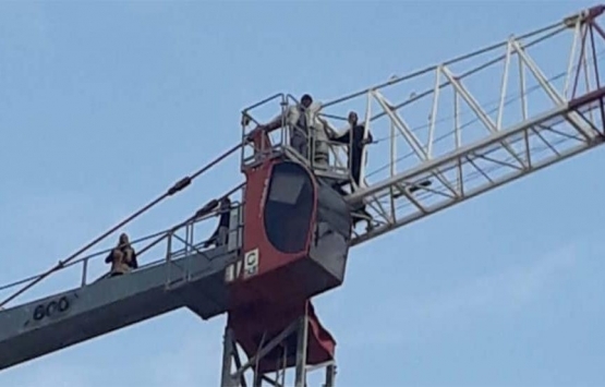 Çukurova Bölgesel Havalimanı inşaatında 10 işçi kule vince çıktı!