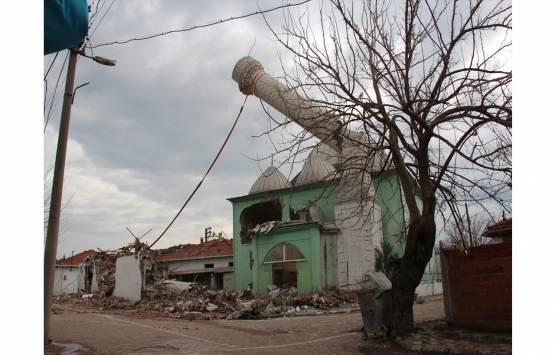 Manisa da depremden hasar gören binalar yıkılıyor!