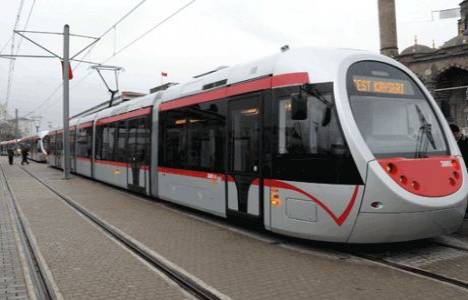 Kayseri'de tramvay duraklarına kitaplık yapıldı!