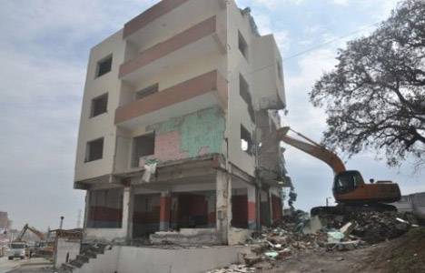 Osmangazi'de yol genişletme çalışmaları kapsamında 4 katlı bina yıkıldı!