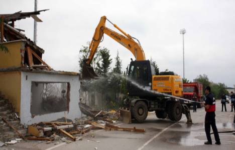 Arslanbey Özyapı Spor Tesisleri ruhsatsız olduğu gerekçesiyle yıkıldı!	