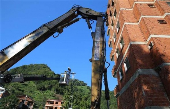Rize de çok tartışılan 7 katlı bina yıkılıyor!
