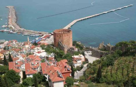 Tarihi Alanya Kalesi eteklerinde yangın çıktı!