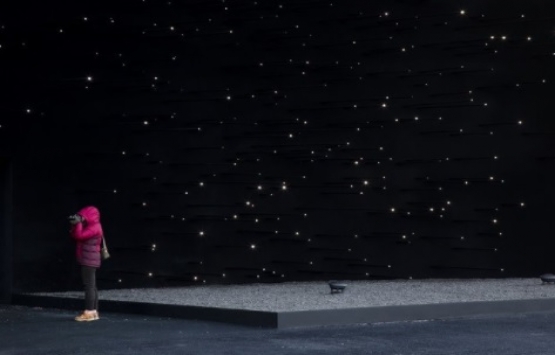 Dünyanın en siyah binasıyla gökyüzü yere indi!