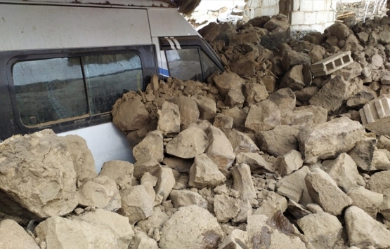 İran daki deprem Van da hissedildi! Kerpiç evler yıkıldı!