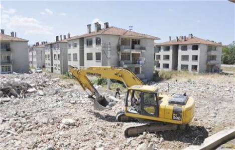 Kocaeli'de hasarlı binalar yıkılamıyor!