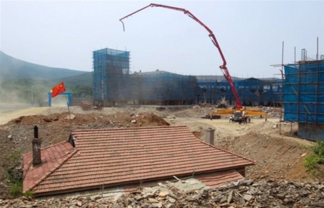 Çin de yıkılmayan ev molozların arasında kaldı!