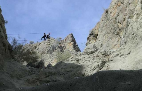 Yusufeli Barajı'nın inşaatında profesyonel dağcılar çalışıyor!