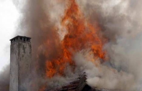 Edirne'de tarihi bina kül oldu!