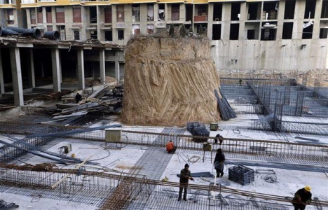 Çin'de mezar inşaatın ortasında kaldı!