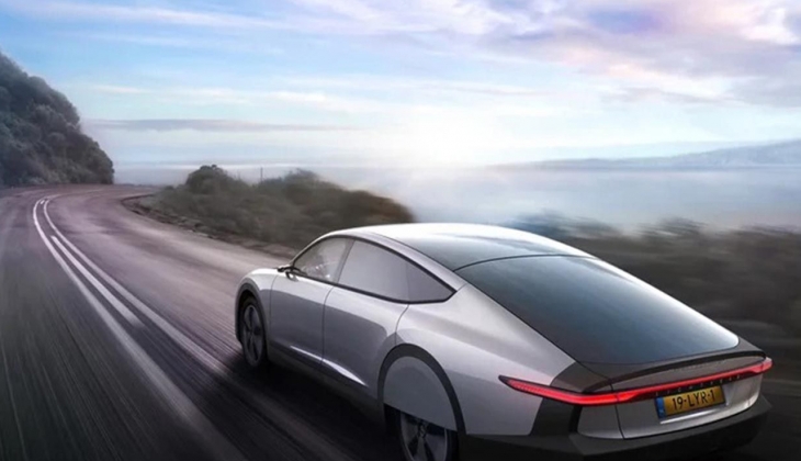 Dünyanın ilk güneş enerjili arabası çıktı