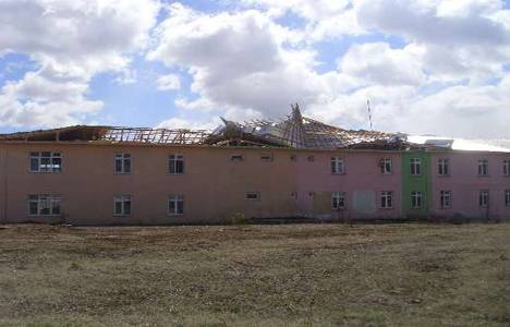 Malatya'da fırtına evlere ve okul binalarına zarar verdi!
