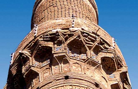 İşte Selçuklu dönemine ait Pisa Kuleleri!