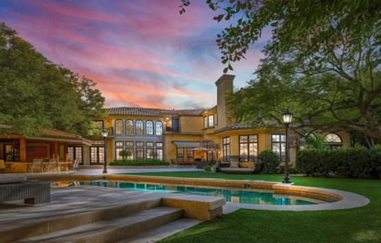 Charlie Sheen Beverly Hills teki evini 8 milyon dolara satıyor!