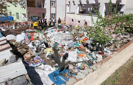 Elazığ'da bir evin bahçesinden 22 kamyon, 30 traktör dolusu çöp çıktı!