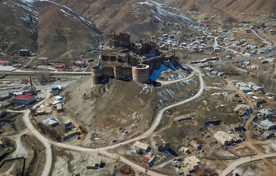 Hoşap Kalesi'nin etrafındaki metruk binalar yıkılacak!